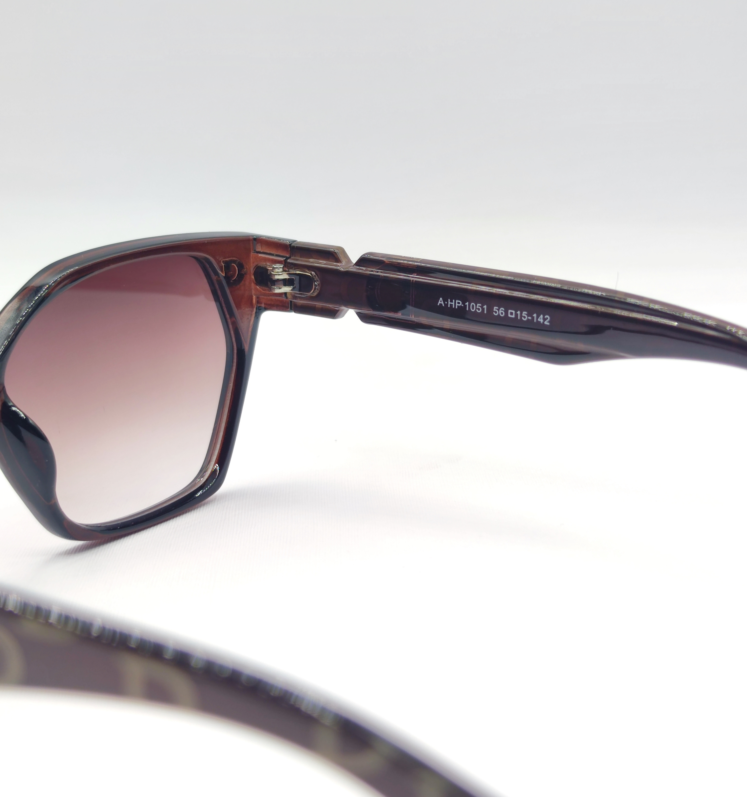 جزییات دسته عینک آفتابی زنانه