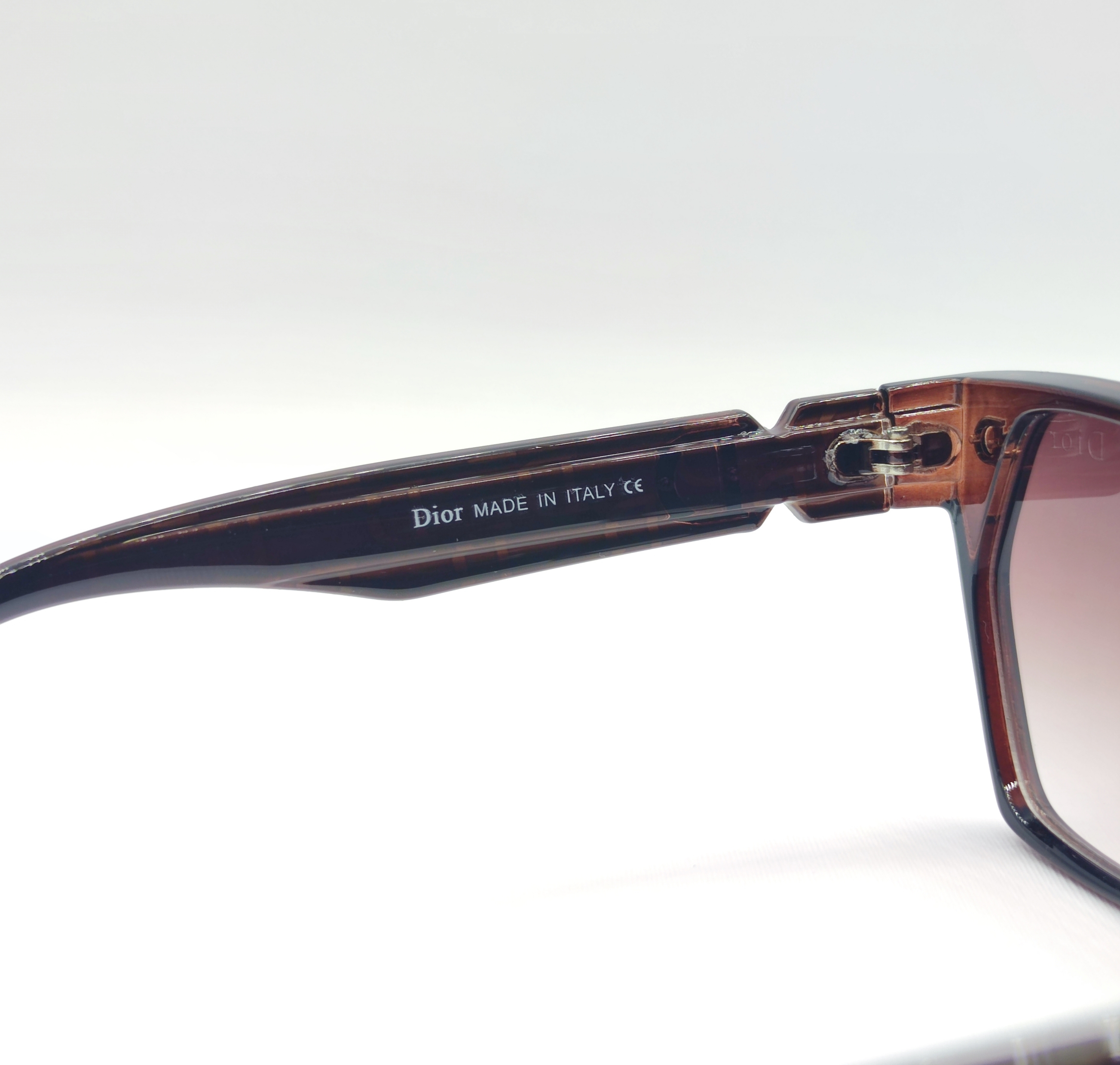 جزییات دسته عینک آفتابی زنانه