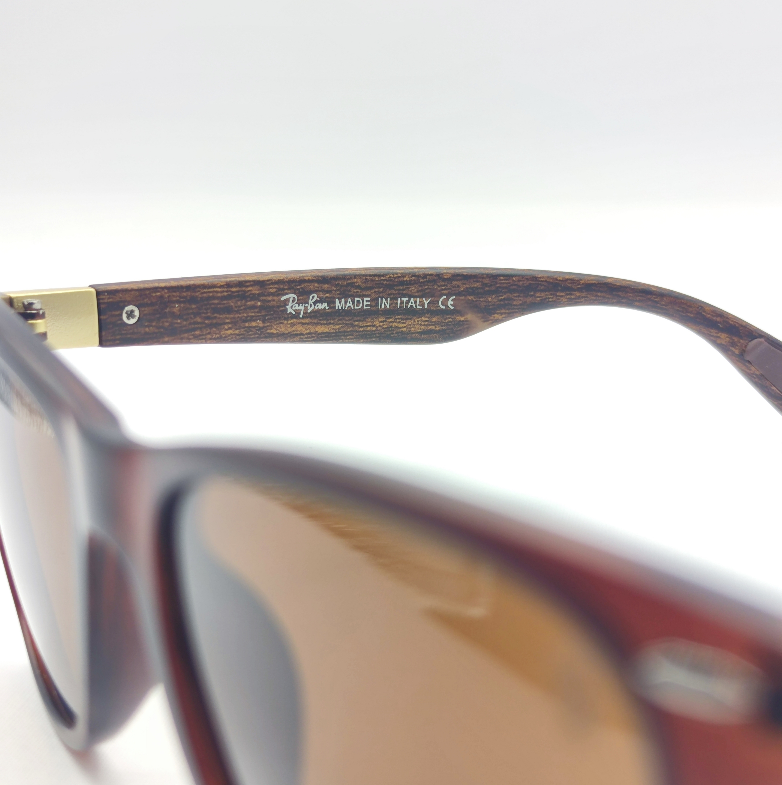 جزییات دسته عینک آفتابی پلاریزه