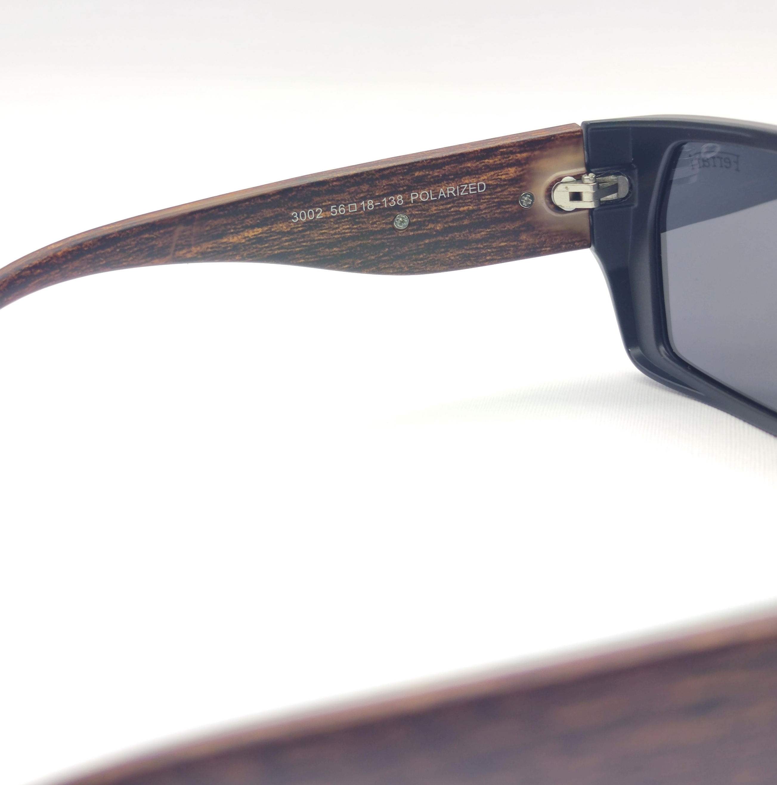 جزییات دسته عینک پلاریزه