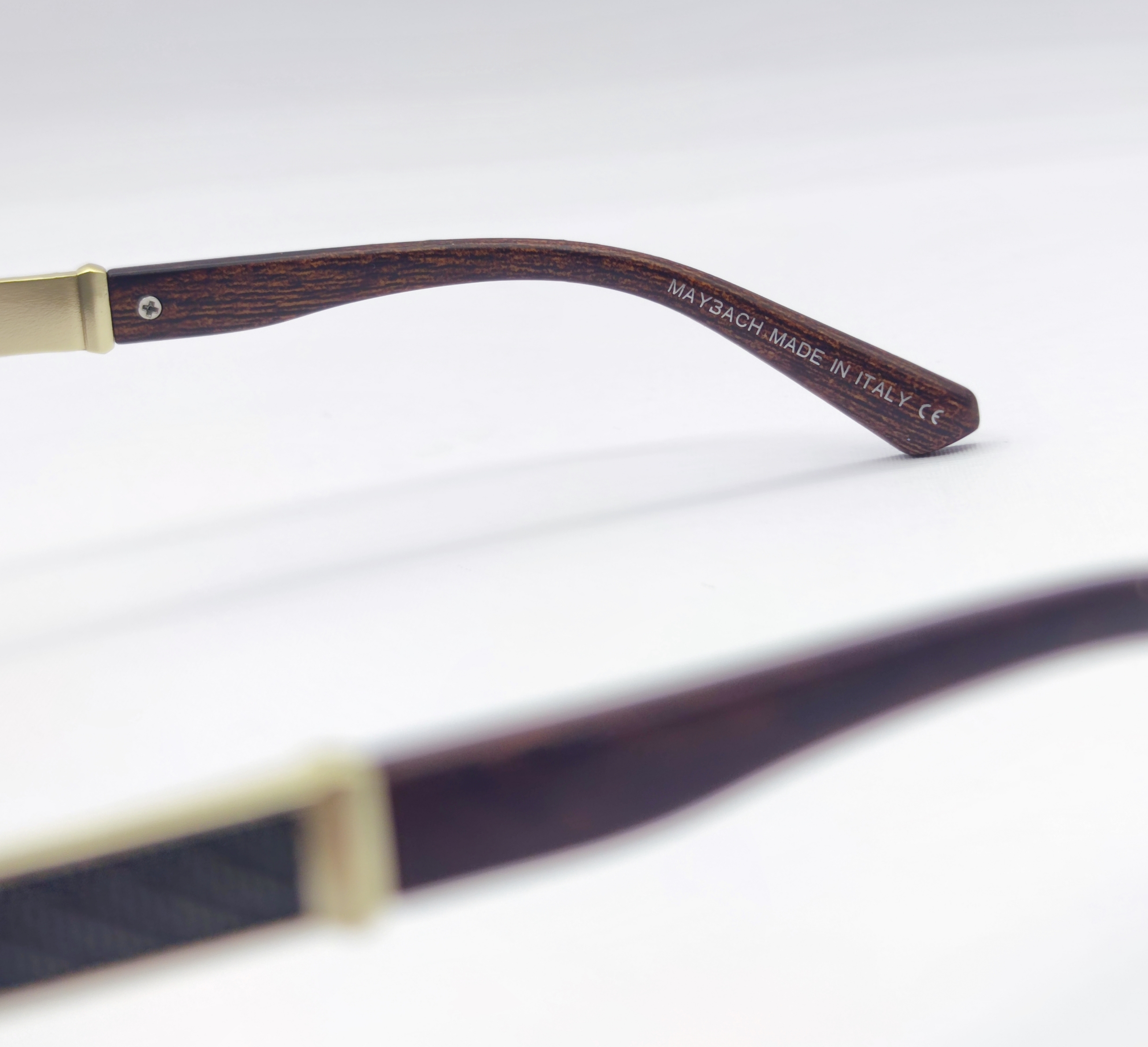 جزییات دسته عینک آفتابی