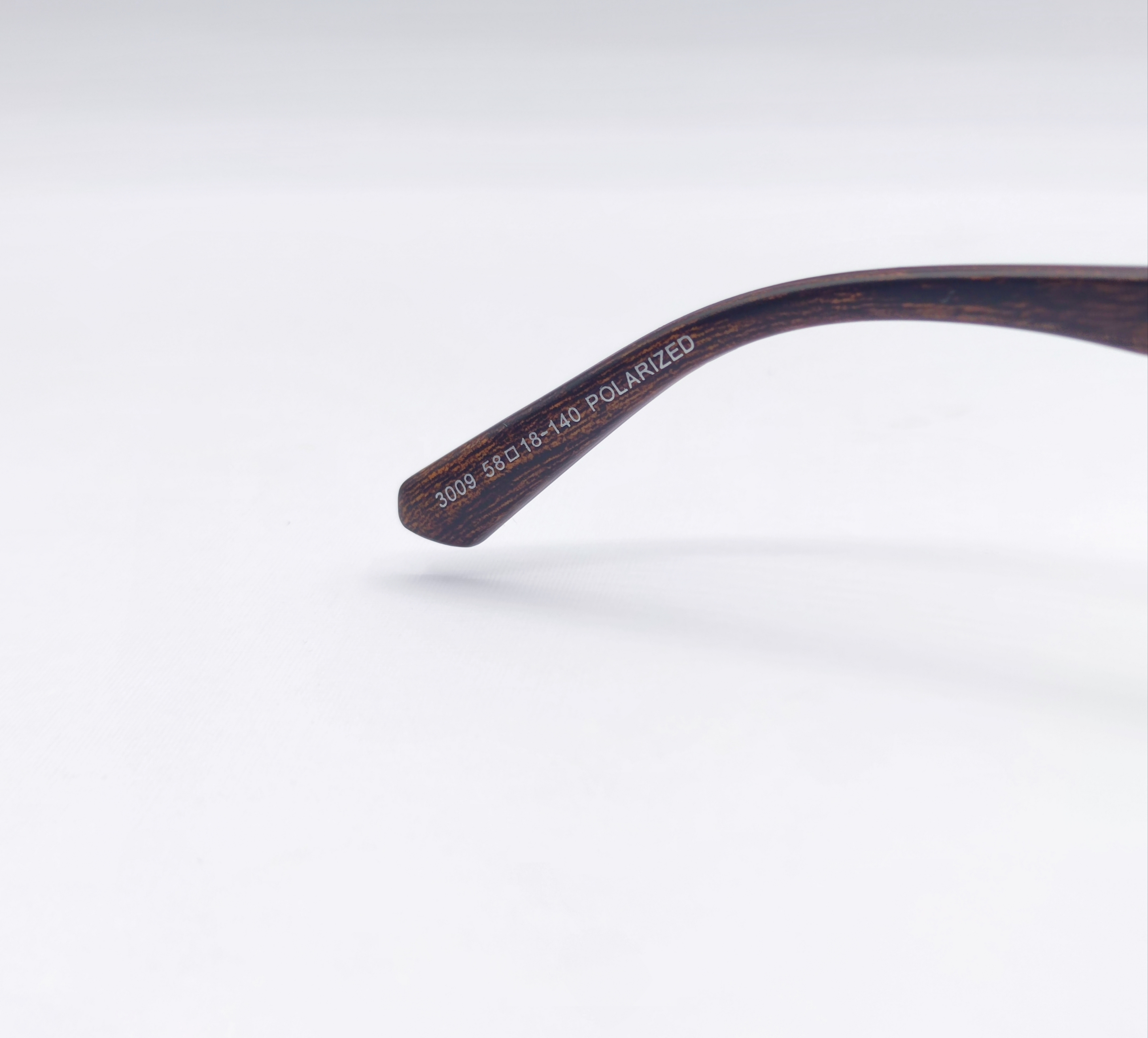 جزییات دسته عینک آفتابی