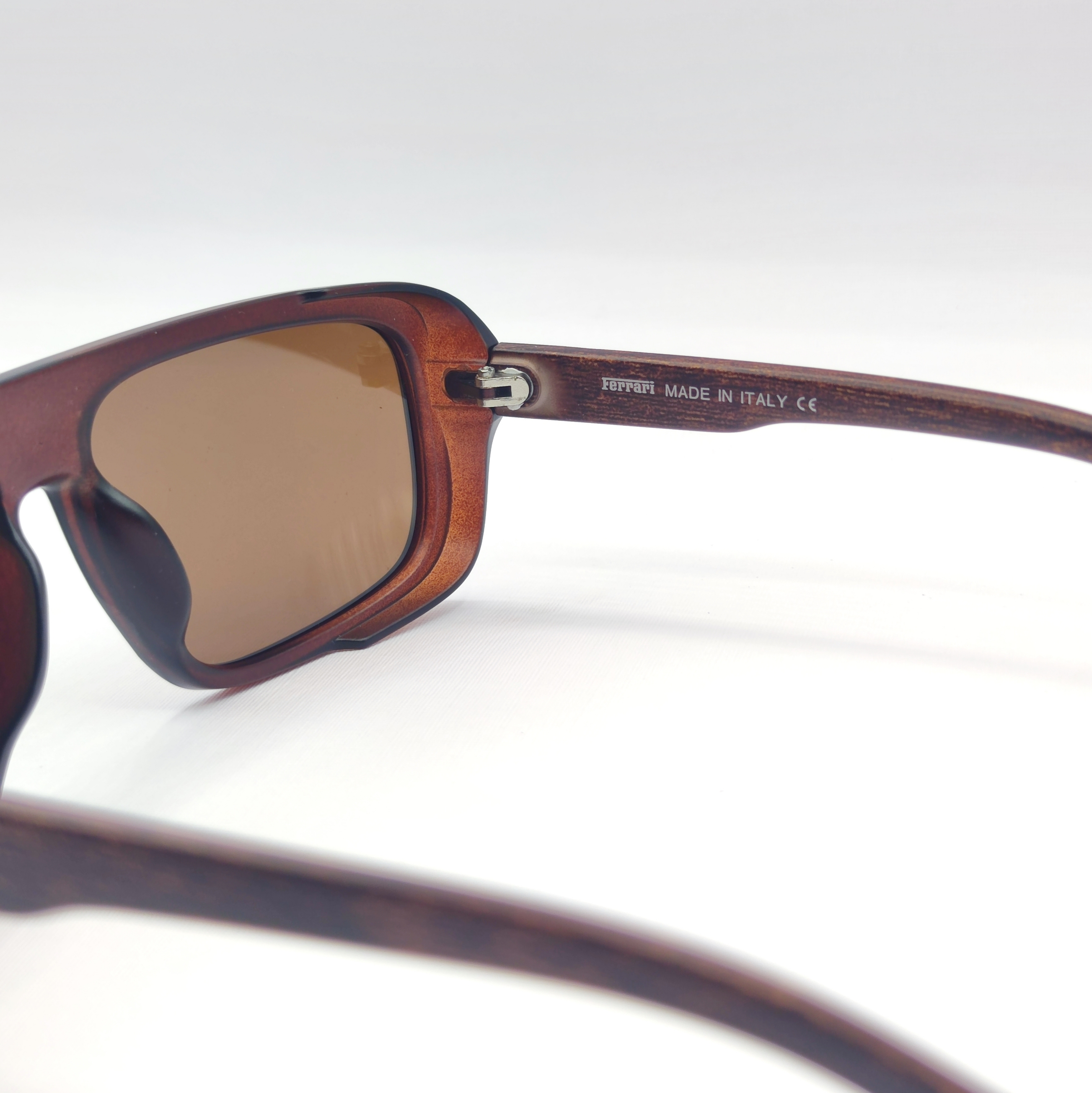 جزییات دسته عینک آفتابی