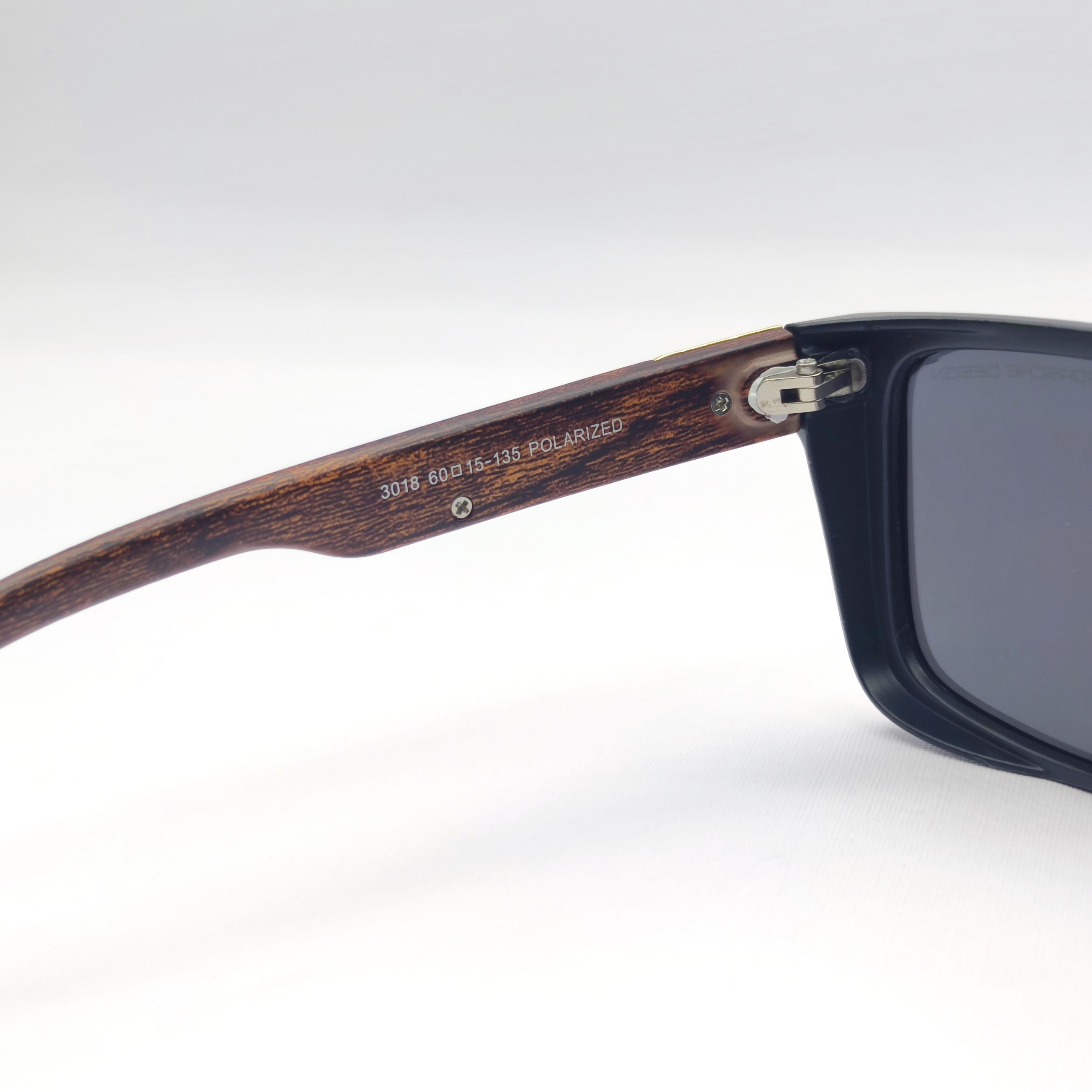 جزییات دسته عینک آفتابی