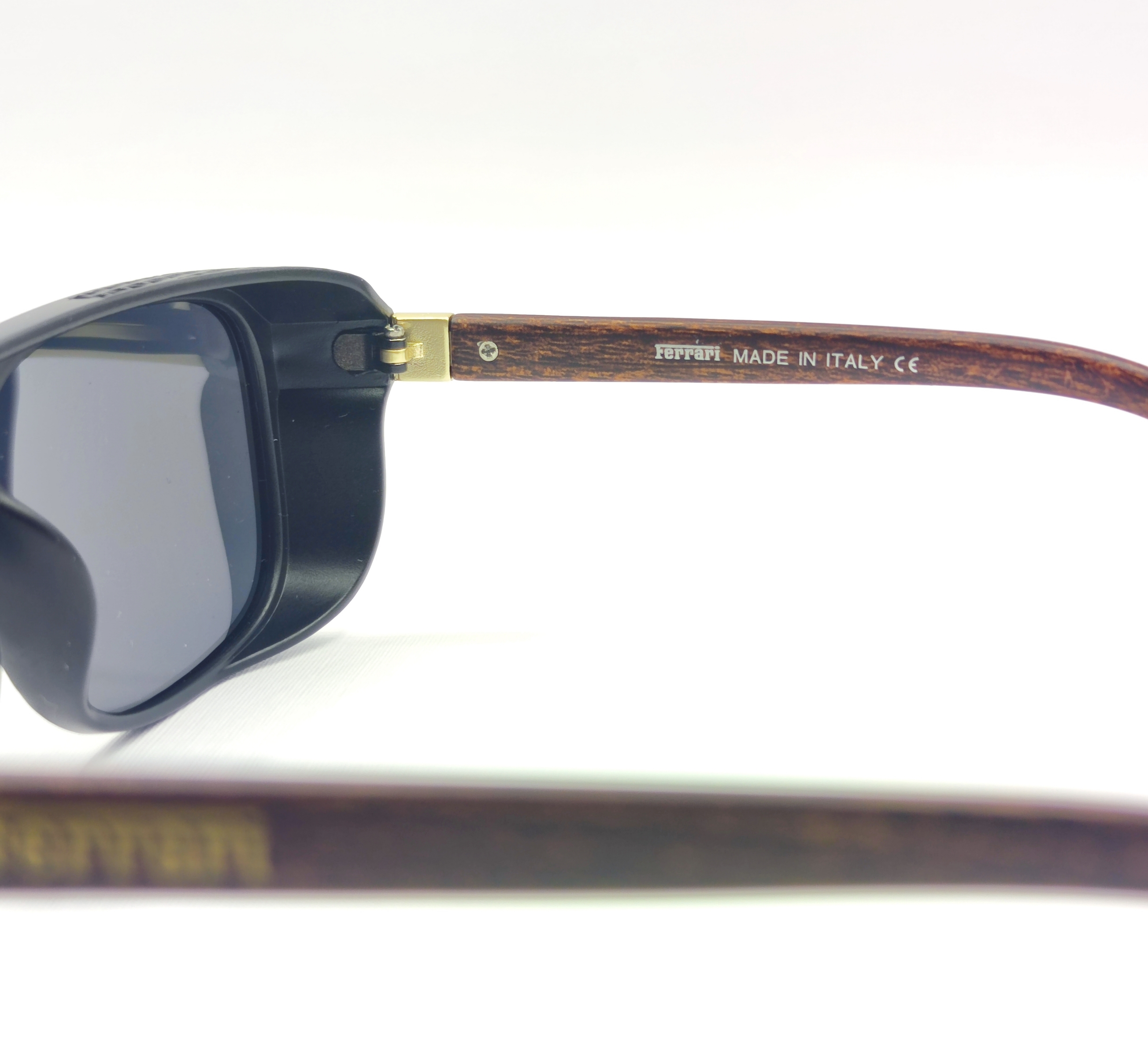 جزییات دسته عینک آفتابی