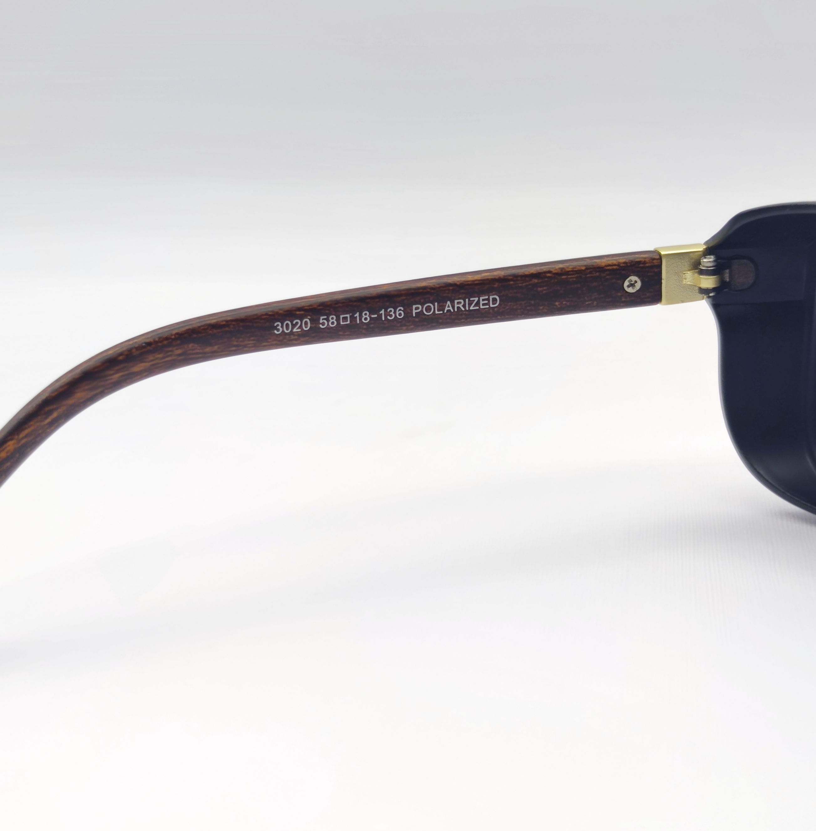 جزییات دسته عینک پلاریزه