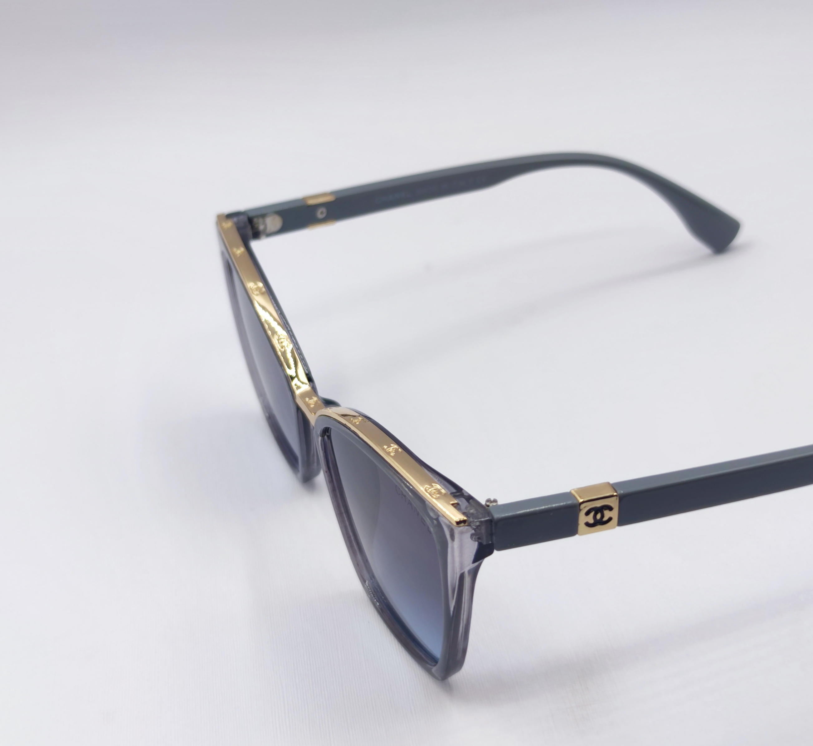 عکس از بالای عینک آفتابی